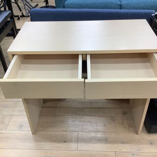 ベージュカラーのシンプルな無印良品のパソコンデスクです！の画像