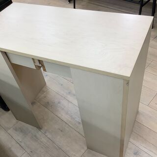 ベージュカラーのシンプルな無印良品のパソコンデスクです！の画像