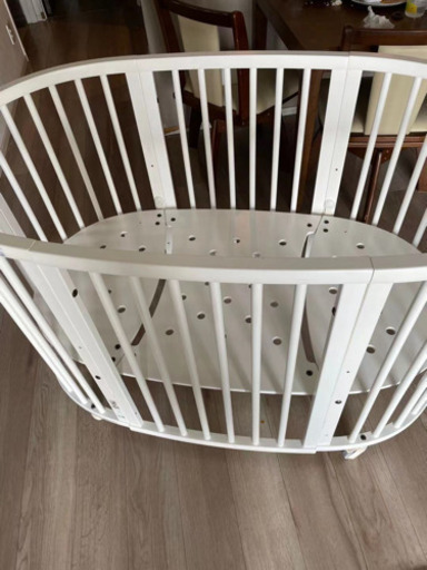 ストッケ楕円形ベビーベットとステップスチェアセット