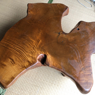 和室に合いそうな貴重な一本木で作られたテーブル🌳の画像