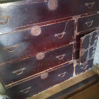 昔の箪笥3棹の画像