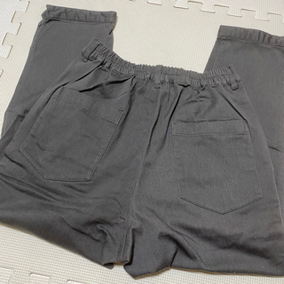 グレー　チノパンの画像