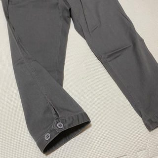 グレー　チノパンの画像