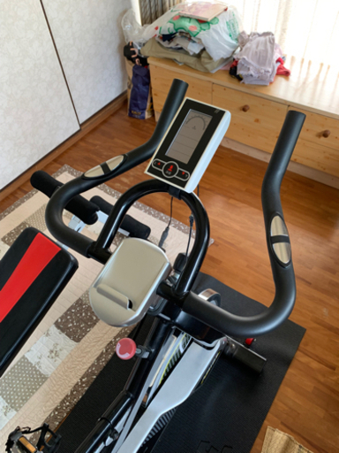 スピンバイク、シットアップベンチセット　トレーニング