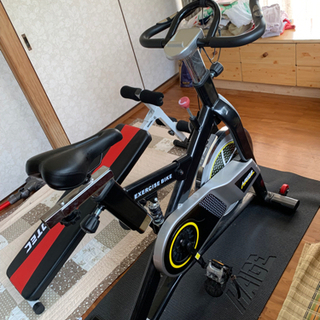 スピンバイク、シットアップベンチセット　トレーニング