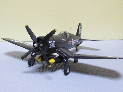 グラマン F4U コルセア 1/48 プラモデル　新規製作完成品（海軍塗装）