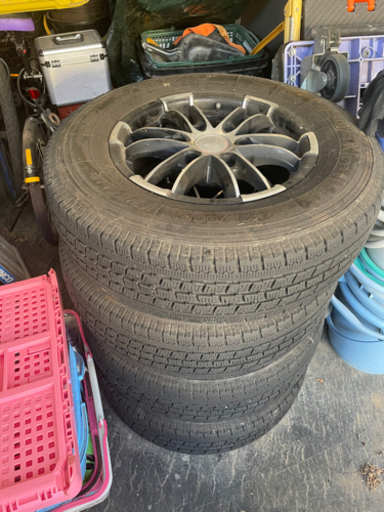 ハイエース　スタッドレス　６穴　キャラバン　四駆