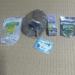 鳥の餌やツボ巣の画像