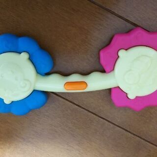 にぎると音がなるおもちゃ