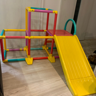 室内ジャングルジム滑り台付きです。の画像