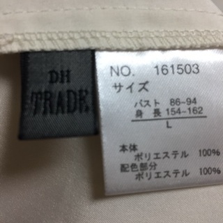ベージュホワイトのコートの画像