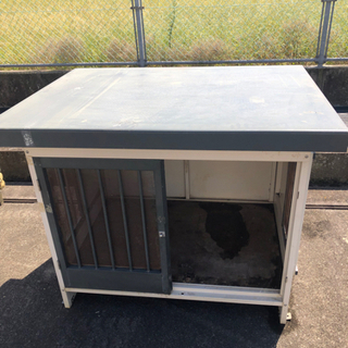 ちょっとボロい犬小屋