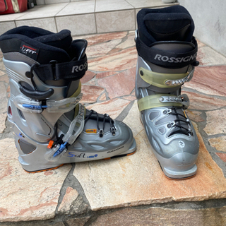 スキー板(ショート)、ストック、ブーツ(女性用24.5)、キャリングケースセットでお譲りします。の画像