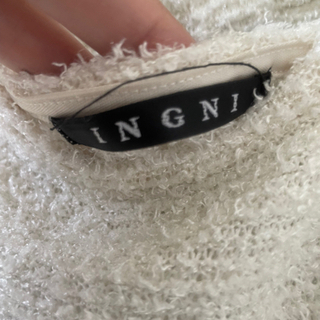 美品 INGNI トップス ビジュー付き Mサイズの画像