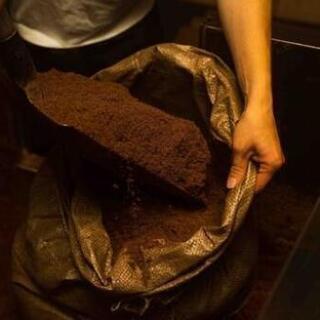 酵素風呂のオカクズの攪拌メンテナンス作業の画像