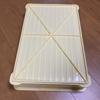 サンコープラスチック　日本製　食品用コンテナ　ばんじゅう　1個　本体サイズ:W573xD386xH103mmの画像