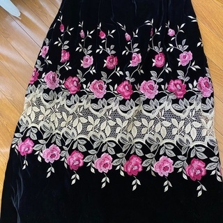 フォーマルブラックにローズピンクの刺繍ロング
