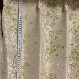 カーテン　左右2つの画像