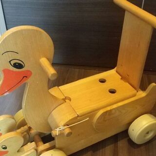 木製 アヒルの親子手押し車 兼 乗り物の画像