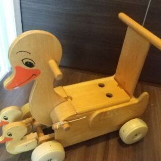 木製 アヒルの親子手押し車 兼 乗り物の画像