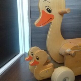 木製 アヒルの親子手押し車 兼 乗り物の画像