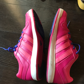 adidasのスニーカーの画像