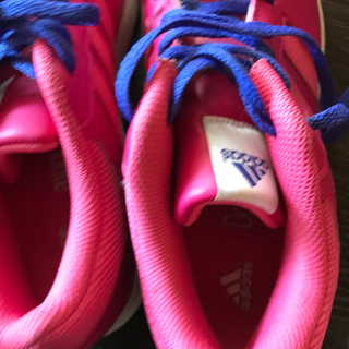 adidasのスニーカーの画像