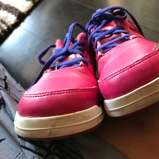 adidasのスニーカーの画像