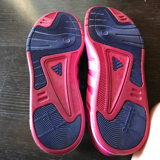 adidasのスニーカーの画像