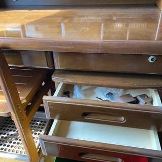美品の学習机を無料。学習机 コクヨ製 1995年購入です、程度は綺麗です。の画像
