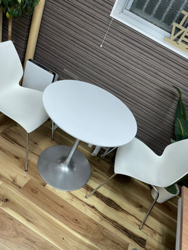 オシャレな丸テーブル、椅子セット