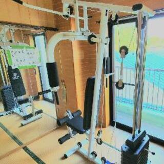 ウェイトトレーニングマシーンの画像