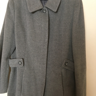 女性用グレーのアンゴラコート