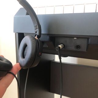 ヤマハのPー115のデジタルピアノとソニーヘッドホンとヤマハのFC4Aのピアノのペダルのセットの画像