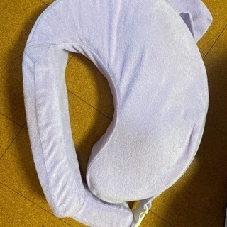チャイルドシートと授乳枕の画像