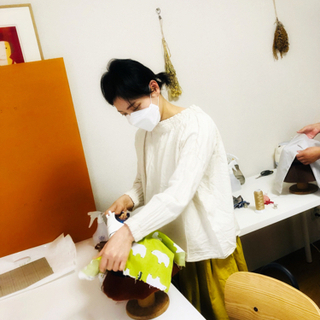 文化の先生と一緒に帽子作りの画像