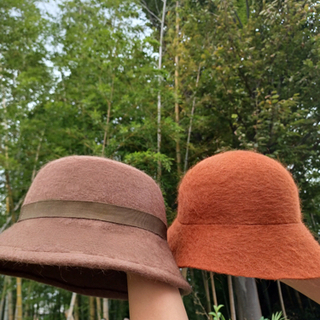 文化の先生と一緒に帽子作りの画像
