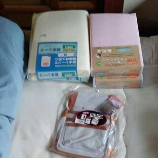 防水シーツと普通のシーツ二枚ずつ。新品です。後、土木向けの釘袋も...