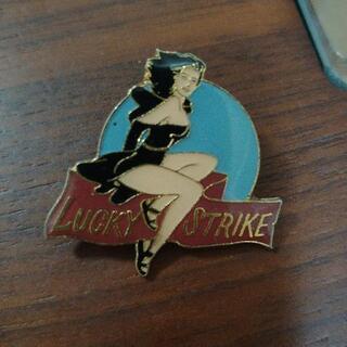 LUCKY STRIKEのピンバッジ