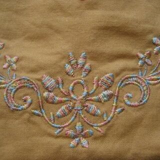 一体型　ポーチ＆ティッシュ入れ　両面刺繍入りの画像
