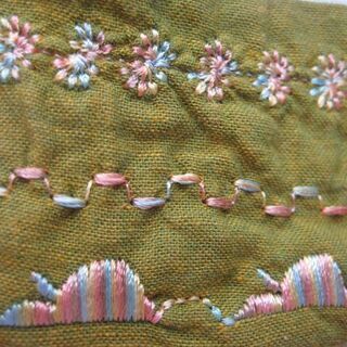 一体型　ポーチ＆ティッシュ入れ　両面刺繍入りの画像