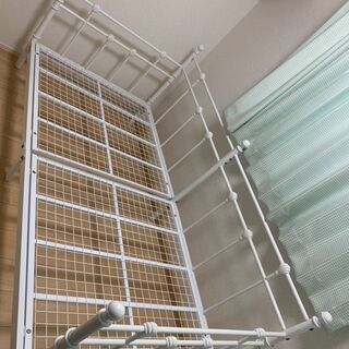 白いスチールベッド