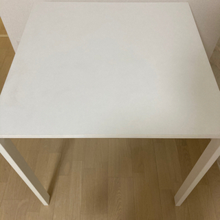 IKEAのテーブル白の画像