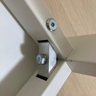 IKEAのテーブル白の画像