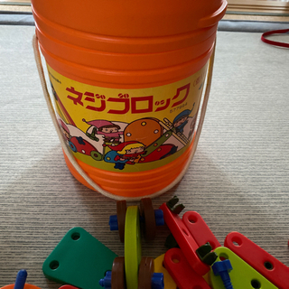 ネジブロック　玩具　ネジ遊び　組み立て　バケツ入りの画像