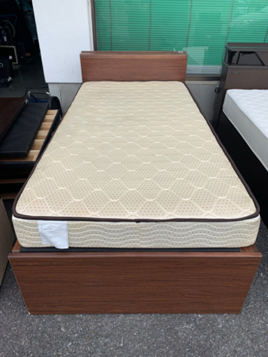 シングルベッド　茶色　マットレス付き