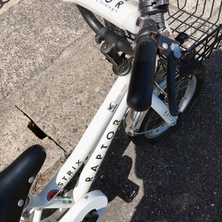 子ども用自転車✨14インチ✨男女使えるデザイン✨白✨鍵なし✨サビ少なめでまだまだ使えます！✨　　【こちらは店舗です。浜村鹿野温泉ICから3分  買取本舗 宮本リサイクル  営業時間９～１９時  定休日水曜のみ←連絡できませんm(_ _)m】の画像