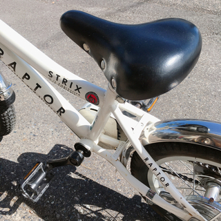 子ども用自転車✨14インチ✨男女使えるデザイン✨白✨鍵なし✨サビ少なめでまだまだ使えます！✨　　【こちらは店舗です。浜村鹿野温泉ICから3分  買取本舗 宮本リサイクル  営業時間９～１９時  定休日水曜のみ←連絡できませんm(_ _)m】の画像