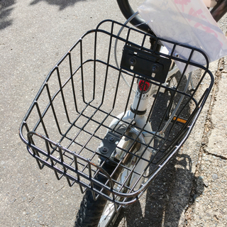 子ども用自転車✨14インチ✨男女使えるデザイン✨白✨鍵なし✨サビ少なめでまだまだ使えます！✨　　【こちらは店舗です。浜村鹿野温泉ICから3分  買取本舗 宮本リサイクル  営業時間９～１９時  定休日水曜のみ←連絡できませんm(_ _)m】の画像