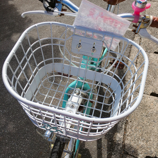 6段階変速ギア付き自転車✨24インチ　ジュニア向けサイズ✨ハワイアンデザイン✨ペールグリーン×ホワイト✨鍵ありタイプ✨中古品の画像